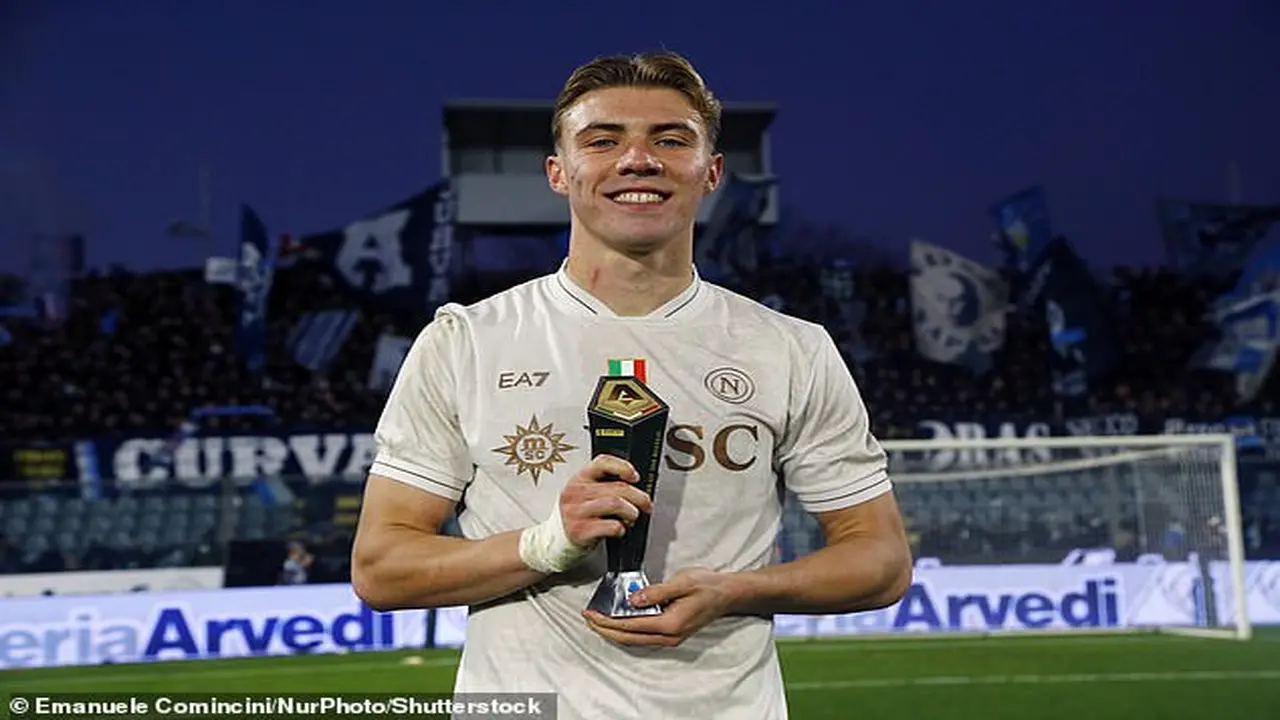 تحول هويلند: التهميش في مانشستر يونايتد ينتهي بأداء آلي بنابولي